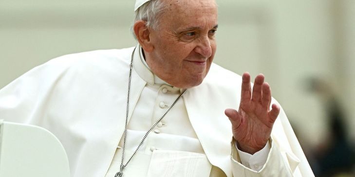 Pope Francis waves as he arrives for the weekly general audience in St. Peter's square at the Vatican on May 4, 2022. (Photo by Vincenzo PINTO / AFP)